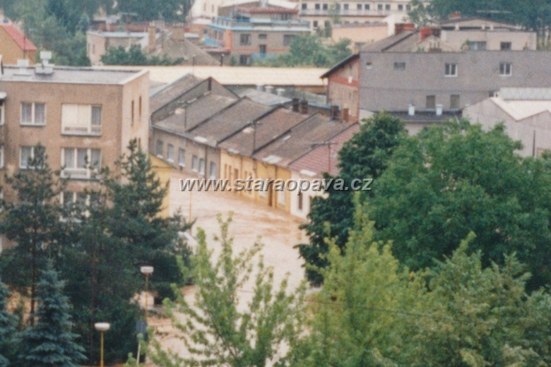 holasicka (22).jpg - Ulice při povodni v roce 1997. Detail z předchozí fotografie.